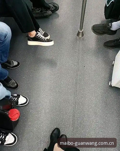 凌晨一点十七分，手机屏幕的蓝光映在李薇脸上，她刚刚提交完一份季度报表，顺手点开迈博体育平台入口官网赛事数据页面，想确认明早关注的联赛是否照常进行。她只用了两个拇指，就完成了从首页到实时比分模块的全部切换——单指操作的设计在她看来，比上一版那个需要双手配合的布局利落得多。这种细节上的变化，普通用户未必说得清好在哪里，但就是觉得“顺了”。而李薇不知道的是，这种她感受到的“顺”，背后是整个赛事数据服务逻辑的一次静默转身。